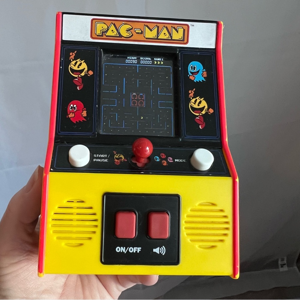PAC-Man Retro Mini Handheld Arcade Game - Electronic Toy  Game Bandai Namco